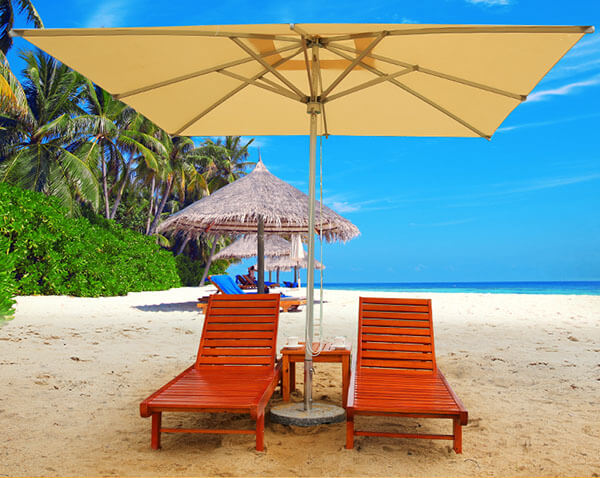 Ghế gỗ tắm nắng dùng ở bãi biển, hồ bơi