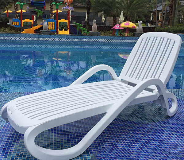 Ghế nhựa bể bơi có ưu điểm là giá rẻ