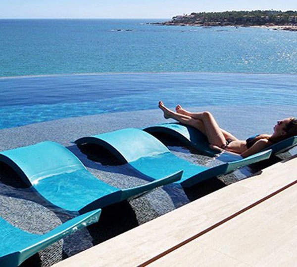 Ghế hồ bơi đặt ngập nước