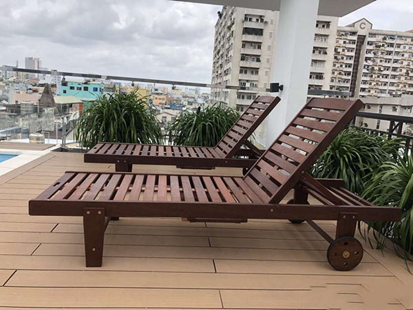 Ghế gỗ hồ bơi không có nệm nằm sẽ đau lưng