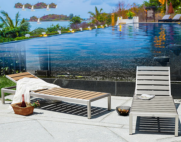 Khách phàn nàn vì ghế hồ bơi không vệ sinh