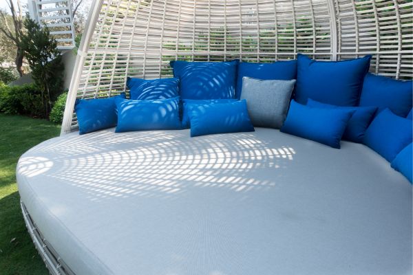 Đệm giường hồ bơi được thay mới mang đến trải nghiệm tốt cho khách hàng