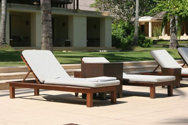 Ghế bể bơi bằng gỗ luôn được đánh giá cao về tuổi thọ