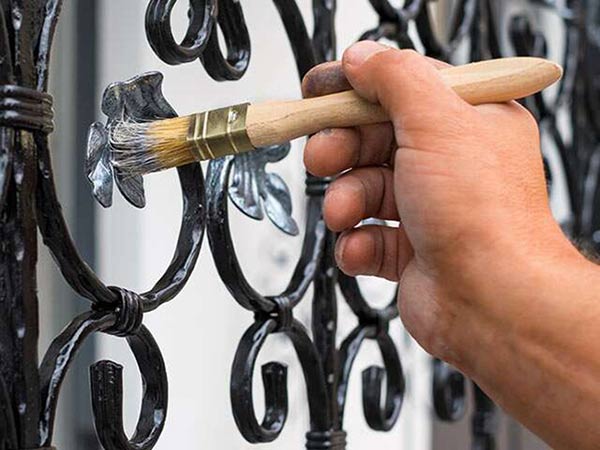 Sơn lại từng họa tiết trên ghế ngoài trời cẩn thận