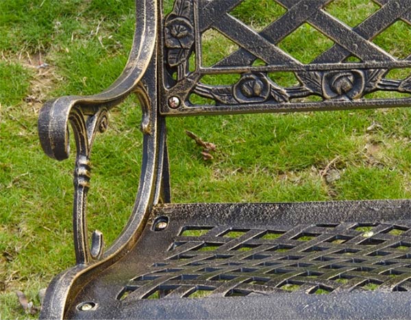 Hiện tượng ghế công viên bằng sắt bị bạc màu