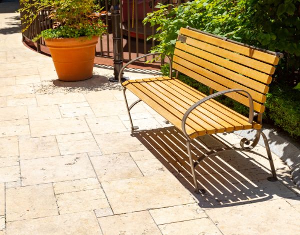 Ghế công viên ngoài trời là thiết bị thường gặp