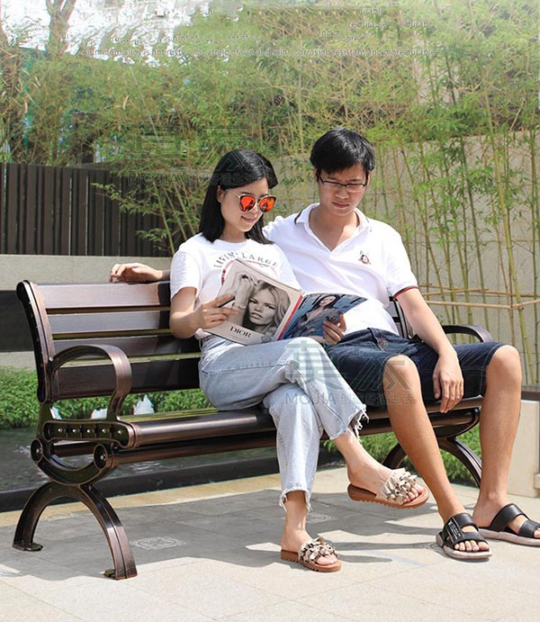 Ghế công viên có tựa giúp thoải mái khi ngồi