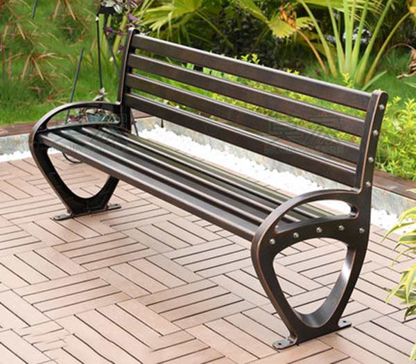 Ghế công viên với phần chân đế cố định chặt vào sàn