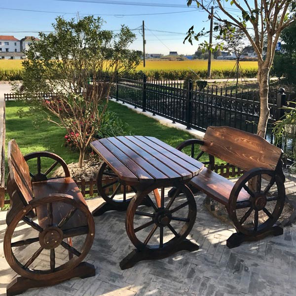 Tại sân vườn thường được bày trí cả bộ bàn ghế để tiện nghỉ ngơi