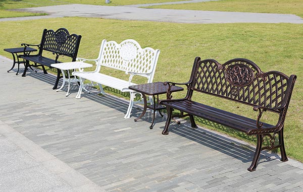 Chân dung ghế ngoài trời chất liệu sắt với tạo dáng hoa văn ấn tượng