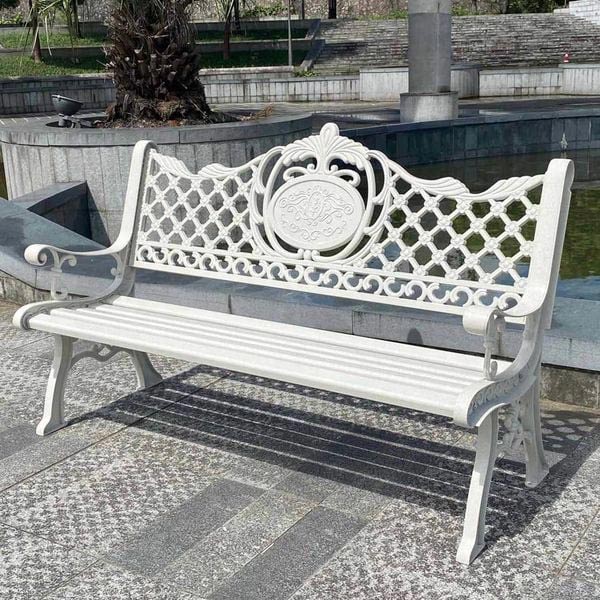 Ghế công viên chất liệu sắt hàng nhập khẩu bán rộng rãi trên thị trường