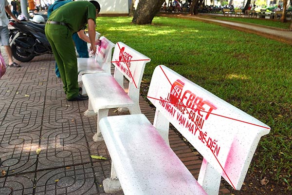 Vẽ bậy lên ghế công viên rất xấu thẩm mỹ
