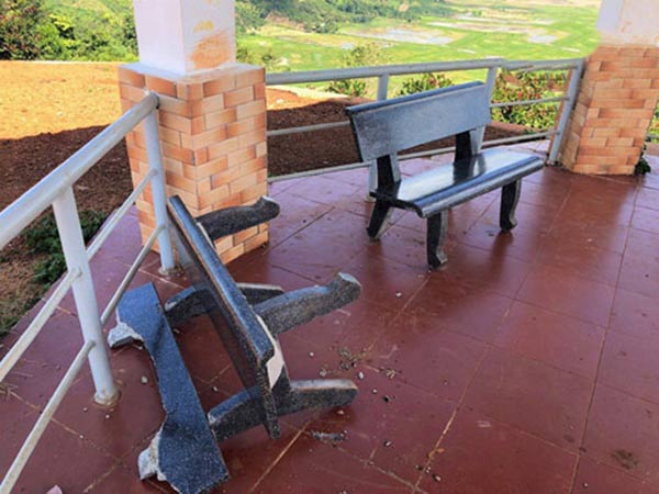 Ghế công viên hư hỏng nhanh khi sử dụng sai cách