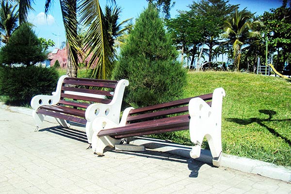 Ghế công viên bị gãy, hỏng cần được thay mới