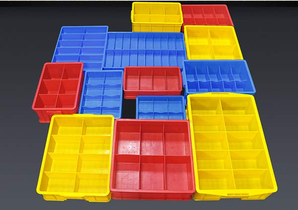 Khay nhựa nhiều ngăn trên xe dọn vệ sinh