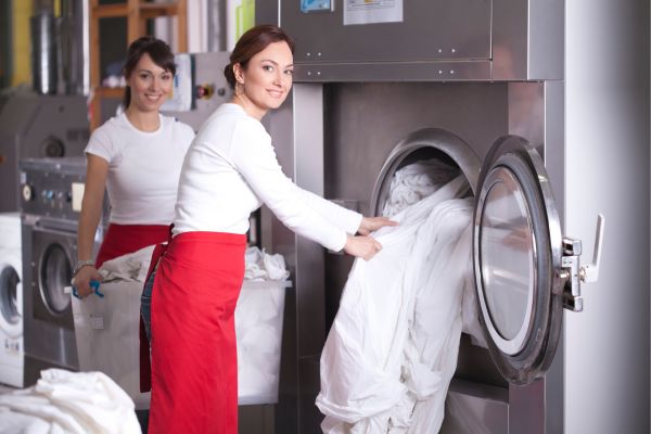 Đồ vải bẩn được laundry đem đi làm sạch