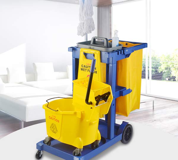 Đẩy xe làm vệ sinh đến khu vực cần lau sàn