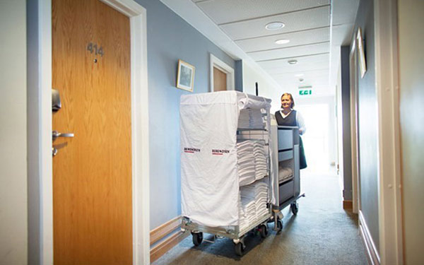 Xe làm buồng được nhân viên sử dụng hàng ngày, trên xe có nhiều đồ