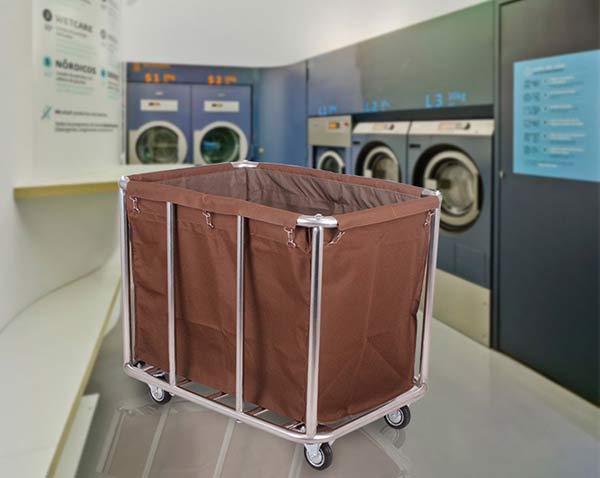 Chiếc xe giúp thu gom và phân loại đồ giặt ở cơ sở kinh doanh dịch vụ giặt là