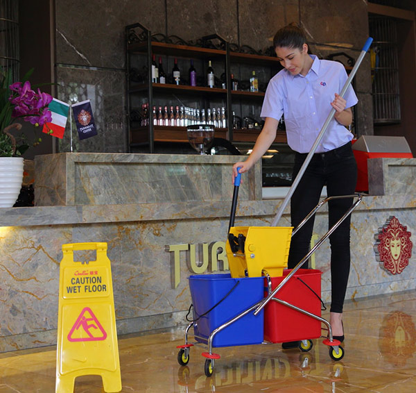 Xe vắt móp lau sàn nhà khách sạn