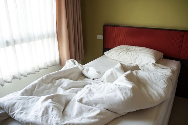 Giường khách sạn có bừa bộn? Bạn cũng không nên dọn