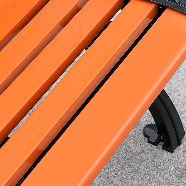 Bề mặt gỗ nhựa chắc chắn, chịu được tác động thời tiết