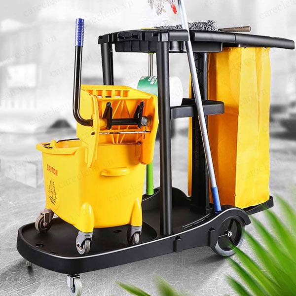 làm sạch xe chở dụng cụ vệ sinh