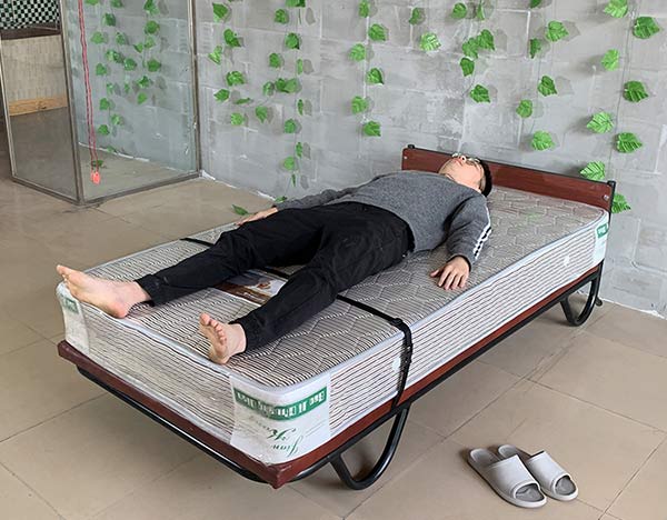 Sử dụng giường phụ khách sạn kiểu đứng rất thoải mái