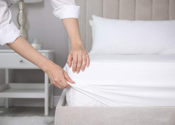 Tháo bỏ vỏ nệm cùng vỏ chăn gối để làm sạch