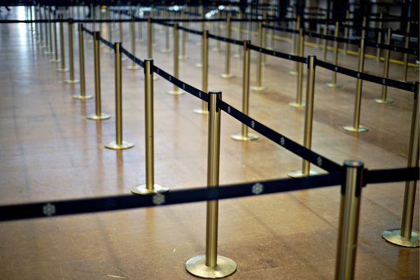 Các khu vực trong sân bay được phân biệt bằng đường rào chắn