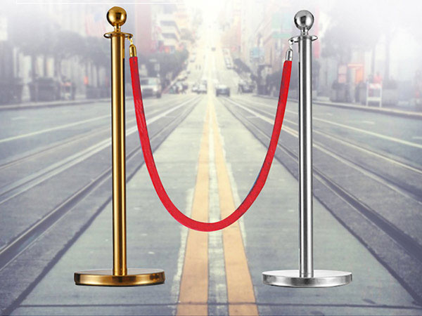 So với cột chắn inox trắng, cột inox mạ vàng giá cao hơn