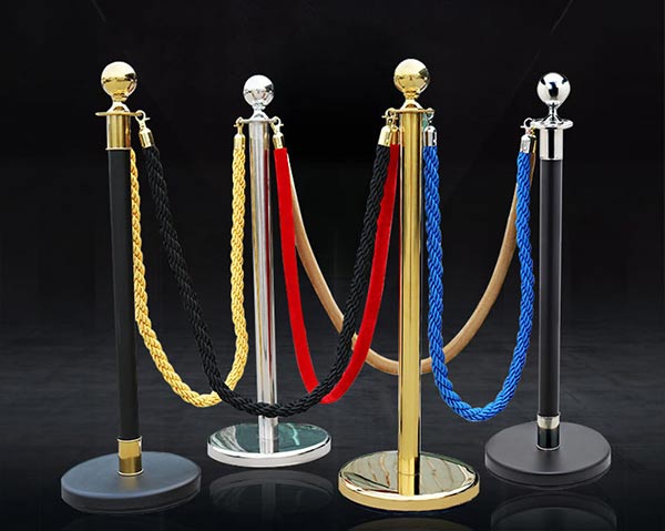 Cột chắn chân đế thường có giá rẻ hơn