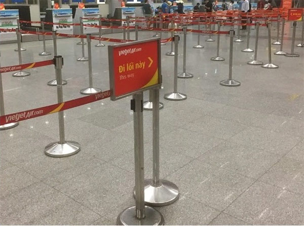 Cột chắn inox sân bay thường áp dụng biện pháp in thông tin lên dây cột chắn