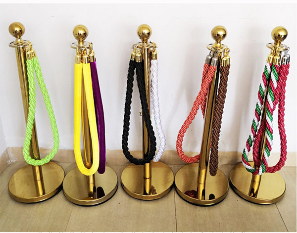 Showroom thường bán thanh lý rẻ những cột phân làn trưng bày