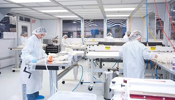 Thiết bị máy bọc giày thường dùng phục vụ trong phòng sạch