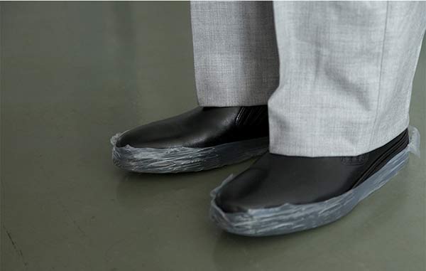 Nhiều người không thích đôi giày bị bọc ni-lông vì chúng xấu thẩm mỹ