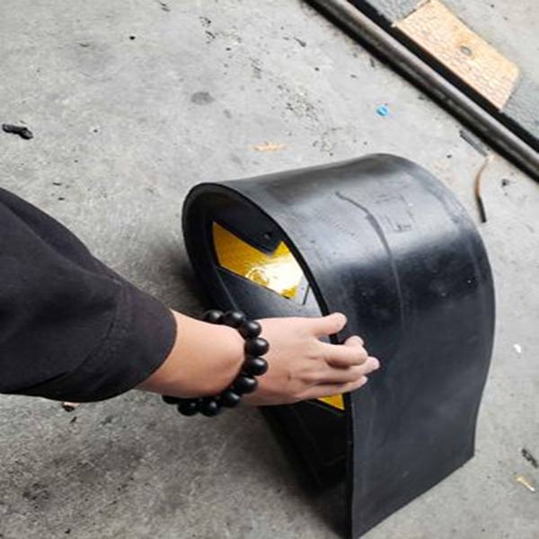 Uốn cong thanh cao su ốp tường dễ dàng