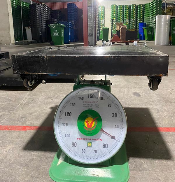 Trọng lượng của chân đế ô nặng nên giúp ô vững vàng hơn trước gió