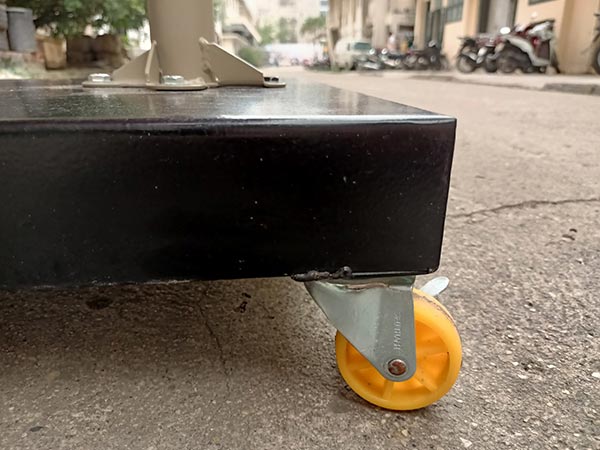 Bánh xe di chuyển linh hoạt, bánh sau còn có khóa