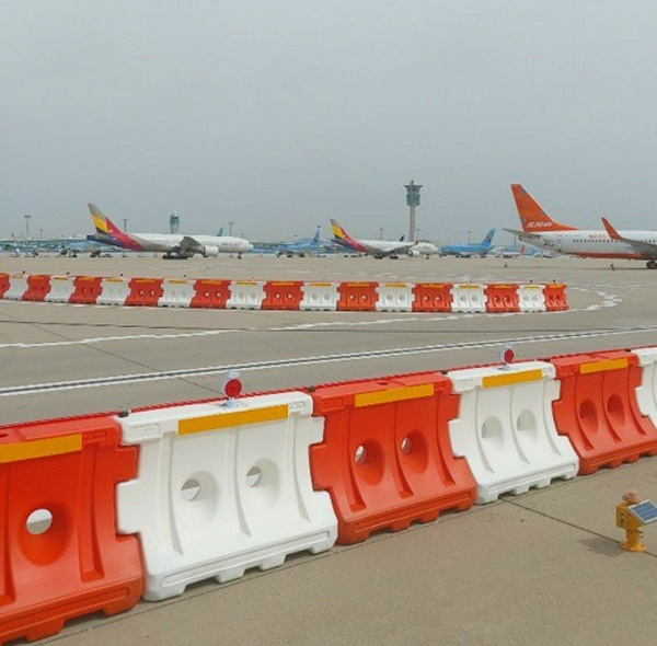 Dải phân cách giao thông tại sân bay Tân Sơn Nhất