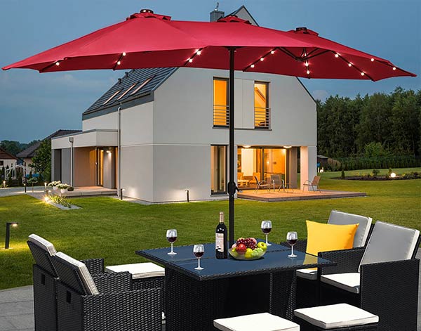 Nếu bạn phải sử dụng ô dù vào buổi tối nên mua loại có đèn này