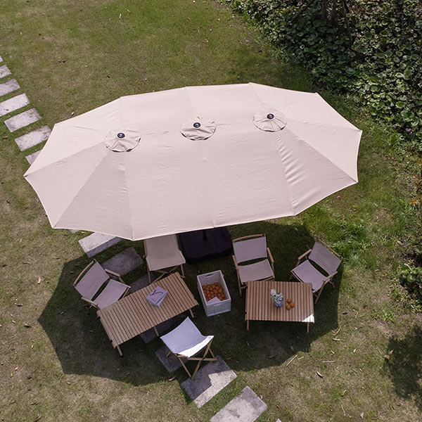 Tán dù rộng cung cấp không gian che nắng lớn