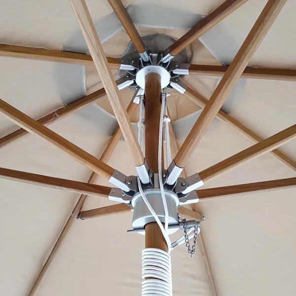 Khung dù gỗ khá là chắc chắn