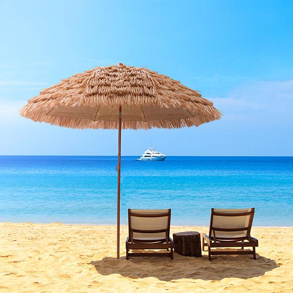 Dù rơm che nắng bãi biển