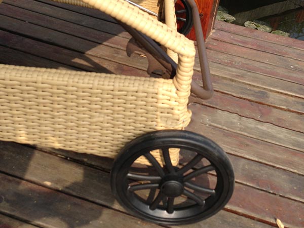 Bánh xe cỡ lớn giúp di chuyển ghế nằm bãi biển