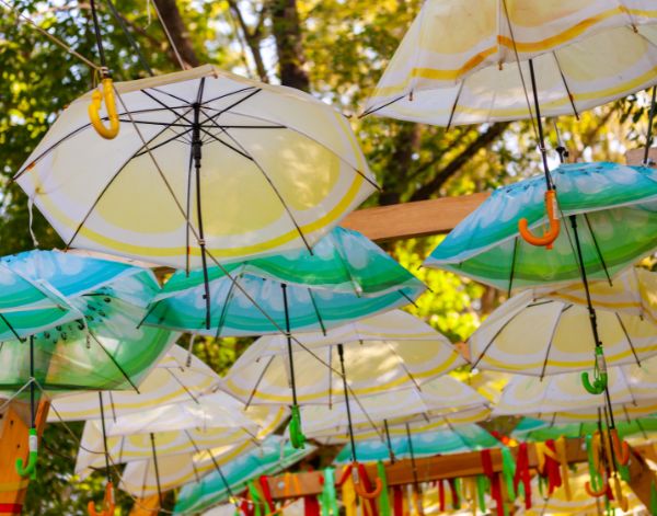 Dải ô cầm tay được treo lên cao