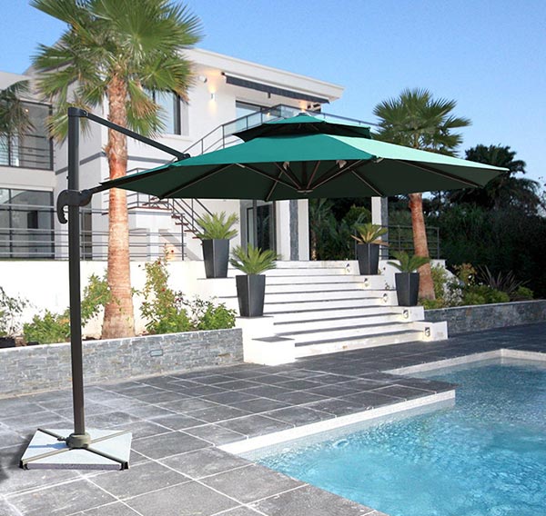 Nhiều người thích mua dù màu xanh