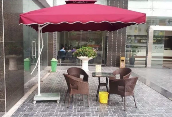 Nhiều quán cafe sử dụng ô lệch tâm thường