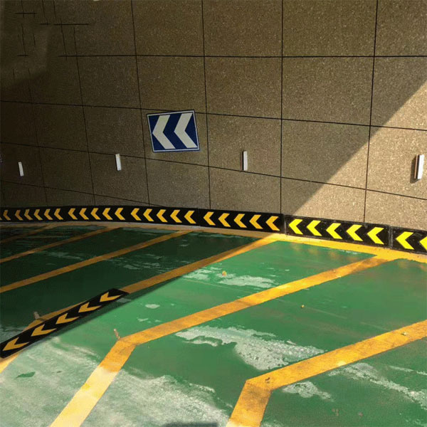 Ốp tường tại khu để xe của một chung cư tại Hà Nội