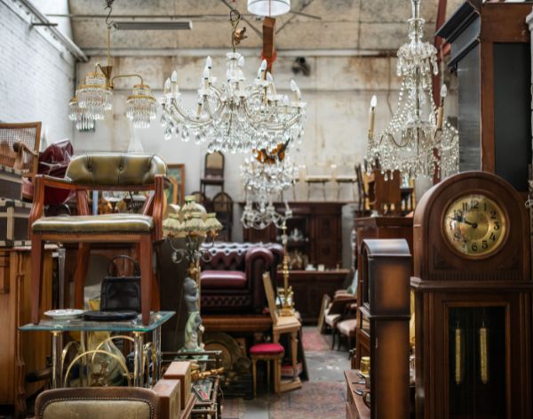 Các cửa hàng đồ cũ có nhiều giá kệ để vali đã qua sử dụng